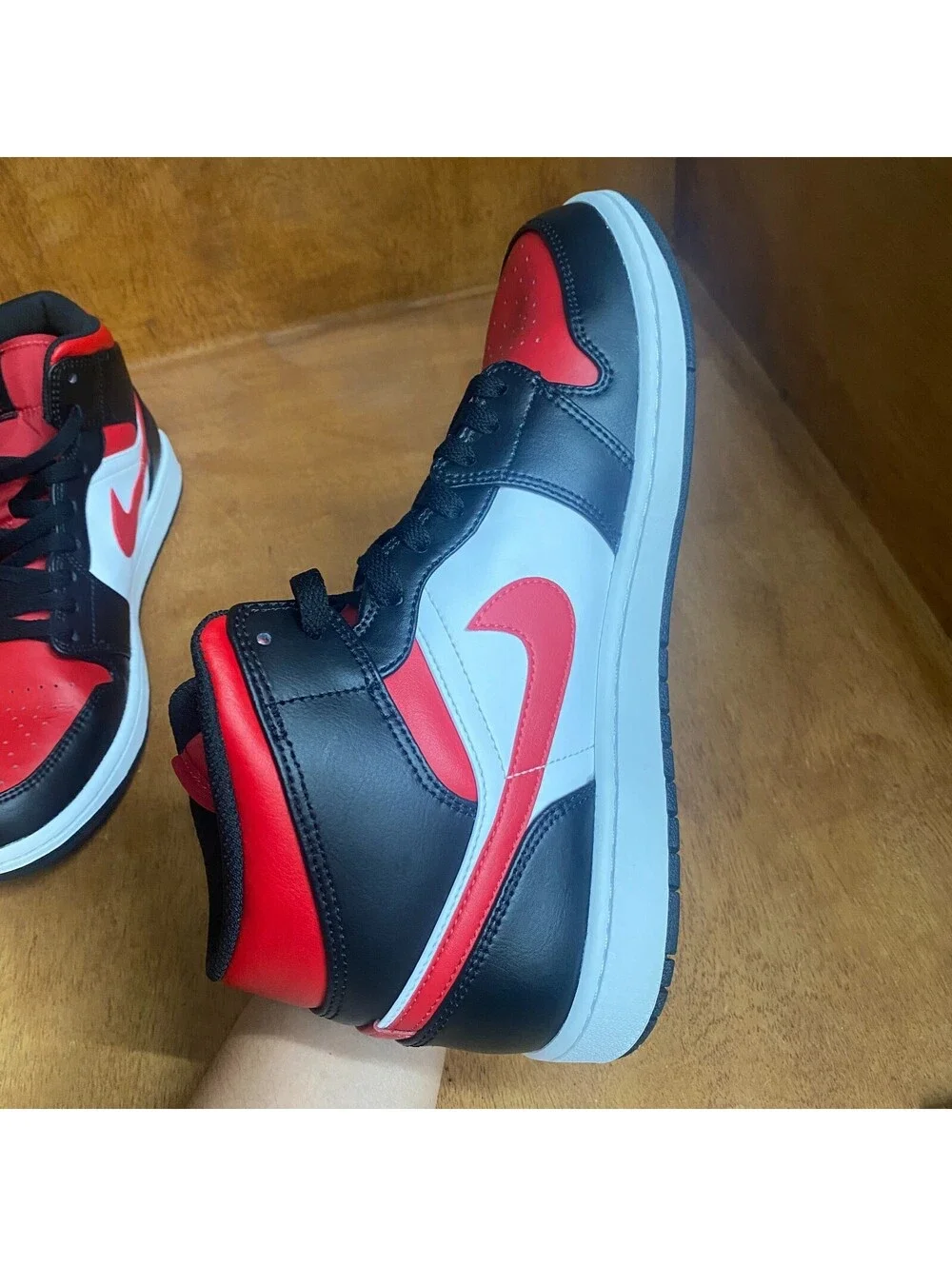 Nike Air Jordan 1 Mid Bred Toe Shoes Mens 10.5 Black Fire Red White 554724-079